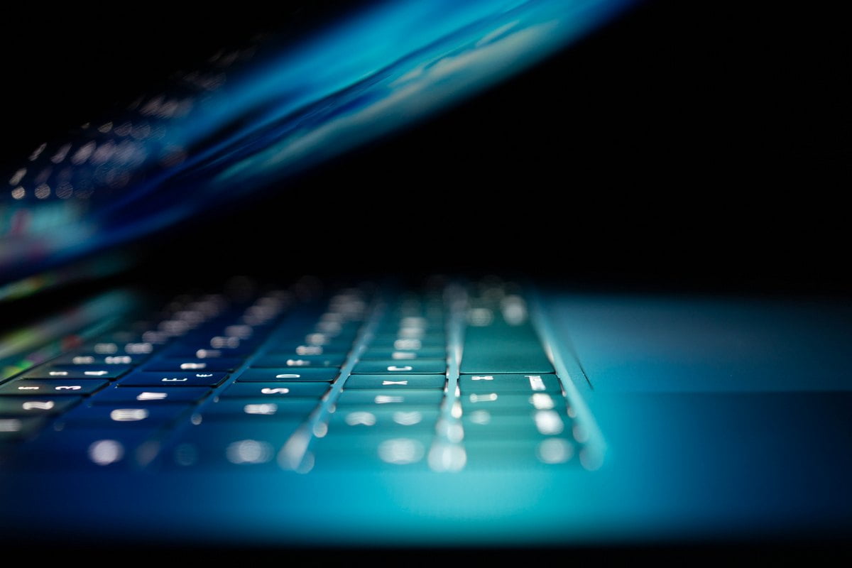 Megaspel.se recension Letar du efter en plattform för kostnadsfria spel inom alla möjligt tänkbara kategorier? Då är Megaspel.se definitivt sidan för dig. Men innan du surfar in på deras hemsida rekommenderar vi att du läser vår recension av företaget. Megaspel.se - Spela spel gratis online Ibland är det enda man behöver några roliga spel att fördriva tiden med. Det kan vara att man ska på en lång bilresa, eller att man helt enkelt inte orkar resa sig från sängen en söndag. Oavsett vart du befinner dig och oavsett vilken tid det är på dygnet kan du njuta av förstklassig underhållning hos Megaspel.se. Företaget bakom spelplattformen Megaspel.se handplockar nämligen marknadens bästa spel och samlar dem på en och samma plats. Det vill säga att du inte behöver leta runt för att hitta roliga spel. Det räcker med att logga in på Megaspel.se för att utforska ett fantastiskt spelutbud. Du kommer utan tvivel hitta något som väcker ditt intresse! En simpel och lättanvänd hemsida Det första som slog oss när vi påbörjade vår granskning av Megaspel.se var deras förstasida. Du möts av ett flertal olika ikoner för populära spel mot en turkos bakgrund. Det räcker med att klicka på en ikon för att komma vidare och spela spelet. När man scrollar längre ner på sidan kommer man till de olika spelkategorierna, och därefter förses man med en liten text av Megaspel.se. Vi tycker att aktörens hemsida ser ut precis som en spelsida ska göra. Inga komplicerade funktioner eller liknande. En uppsjö av olika spel att välja mellan Hos Megaspel.se hittar du populära titlar som Battle Royale, Stickman Hook, Temple Run, Rabbids Wild Race och Bubble Trouble. Du kan även spela klassiska kortspel som Uno eller en omgång schack om detta är att föredra. Det finns något för alla på Megaspel.se! Hittar du inte ett spel som faller dig i smak med hjälp av ikonerna på förstasidan kan du välja en av spelkategorierna som finns tillgängliga. Det vill säga att du kan spela bland annat film-, racing-, skicklighets-, tjej-, sport- och äventyrsspel. Du klickar helt enkelt dig vidare in på den kategori som intresserar dig och förses då med ytterligare ikoner för olika spel. Välj ett och börja spela! Allt eftersom Flash är nästintill utdött och ersatt med den banbrytande HTML-5 tekniken behöver du inte bekymra dig för eventuella nedladdningar. Spela från din PC eller mobil – valet är ditt! Megaspel.se hänger med i svängarna och har även utvecklat en mobilvänlig version av deras spelsida. Vi kan nästintill säga att upplevelsen är bättre från mobilen, eftersom det kan bli lite väl mycket intryck från hemsidan via datorn. Och oroa dig inte, det finns ett lika stort utbud från mobilen. Hitta ett spel som passar dig genom ikonerna på skärmen och vänd din skärm vågrät för bästa upplevelse. Då kan du njuta av förstklassig underhållning i form av spel från ansedda spelutvecklare oavsett om du befinner dig på språng eller inte. Spela fantastiska spel i bussen på väg hem från jobbet eller när du ligger utslagen i soffan en söndag. Hos Megaspel.se får du en spelupplevelse utöver det vanliga!
